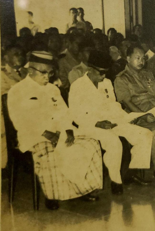 Andi Mappanyukki Datu Suppa Raja Bone bersama putranya Andi Pangerang Petta Rani thn 1957