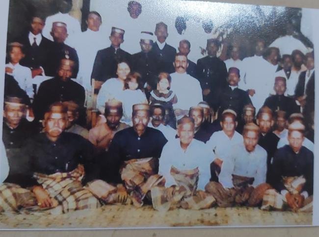 Andi Mappanyukki Dstu Suppa dan I Mangimangi Dg Mstutu Krg Bontonompo duduk di lantai Para Bate Salapang ri Gowa tahun 1926