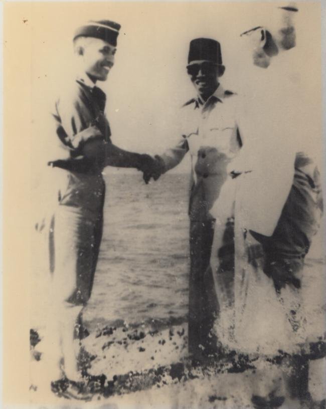 Kasad Jenderal AH Nasution di sambut oleh Datu Luwu Andi Jemma dsn Andi Pangerang Petta Rani di Palopo